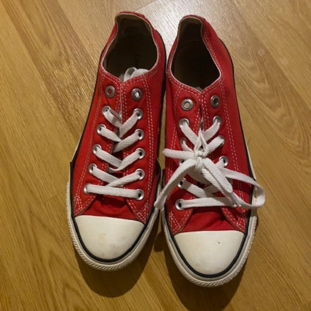 Red low-rise converse size 6.5